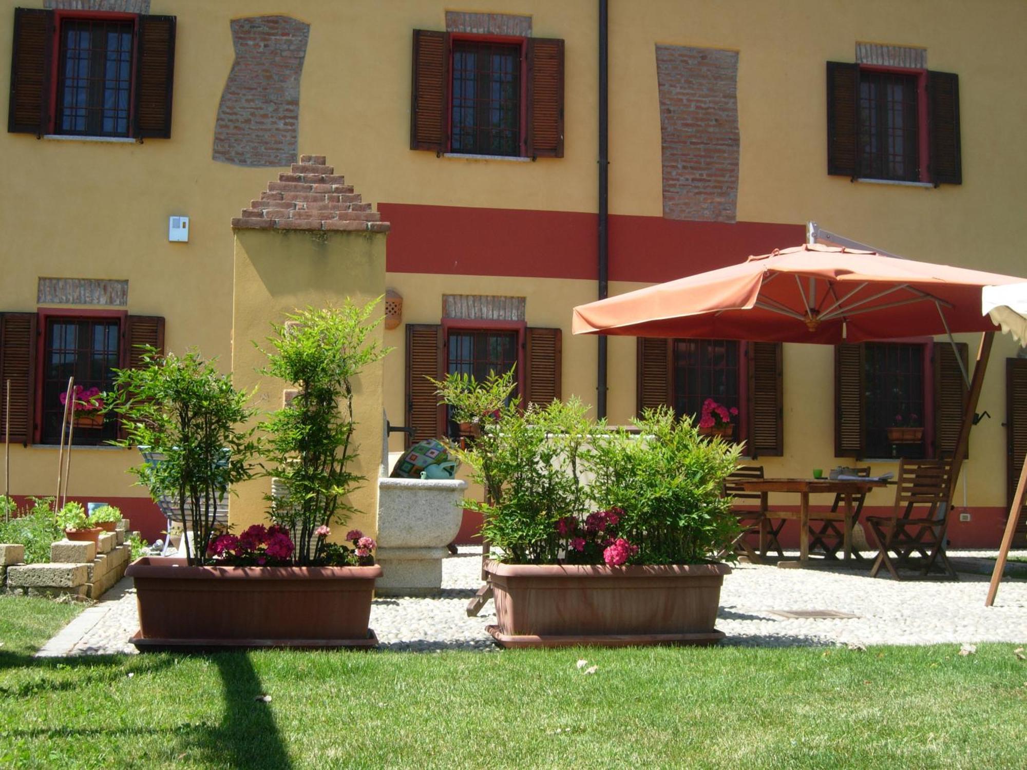 B&B Il Pioppo E La Fonte Castello d'Agogna Luaran gambar